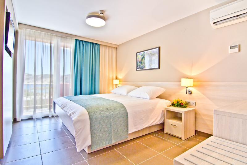 Veli Mel Hotel - San Marino Sunny Resort By Valamar Lopar Bagian luar foto